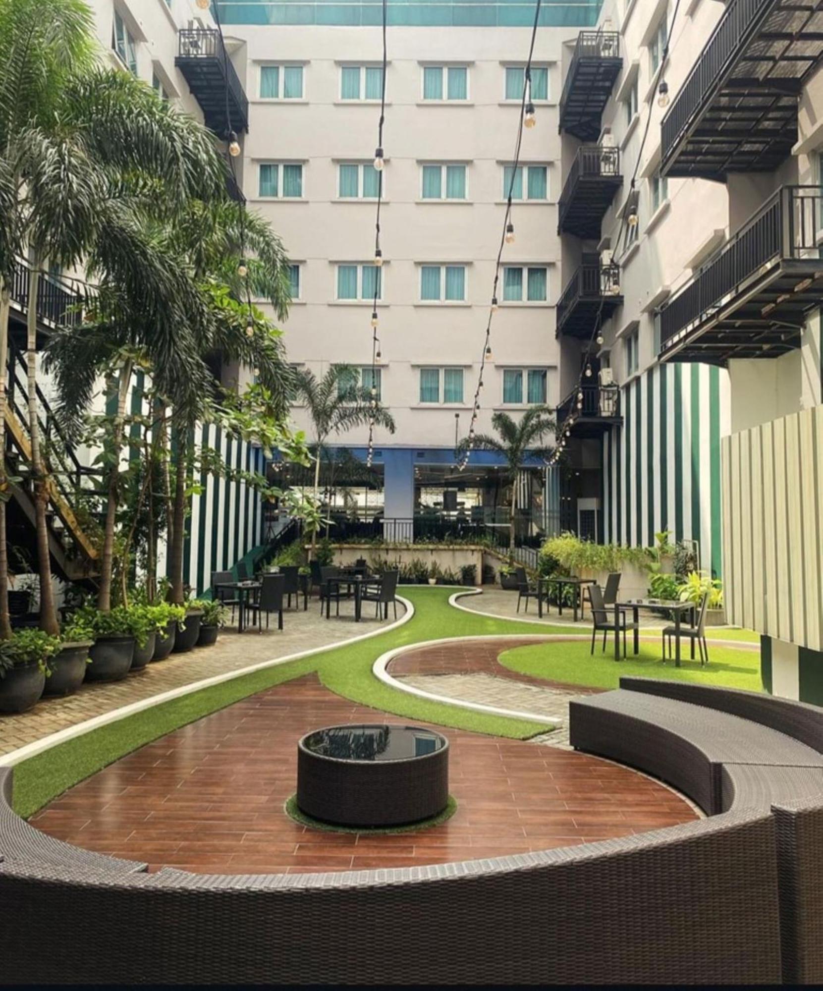 Hotel Santika Mega City Bekasi Exterior foto